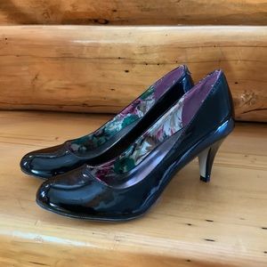 MADDEN GIRL PATENT LEATHER HEELS - LIKE NEW